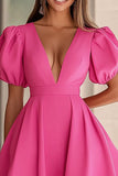 Robe de cocktail courte à manches bouffantes en satin fuchsia à col en V