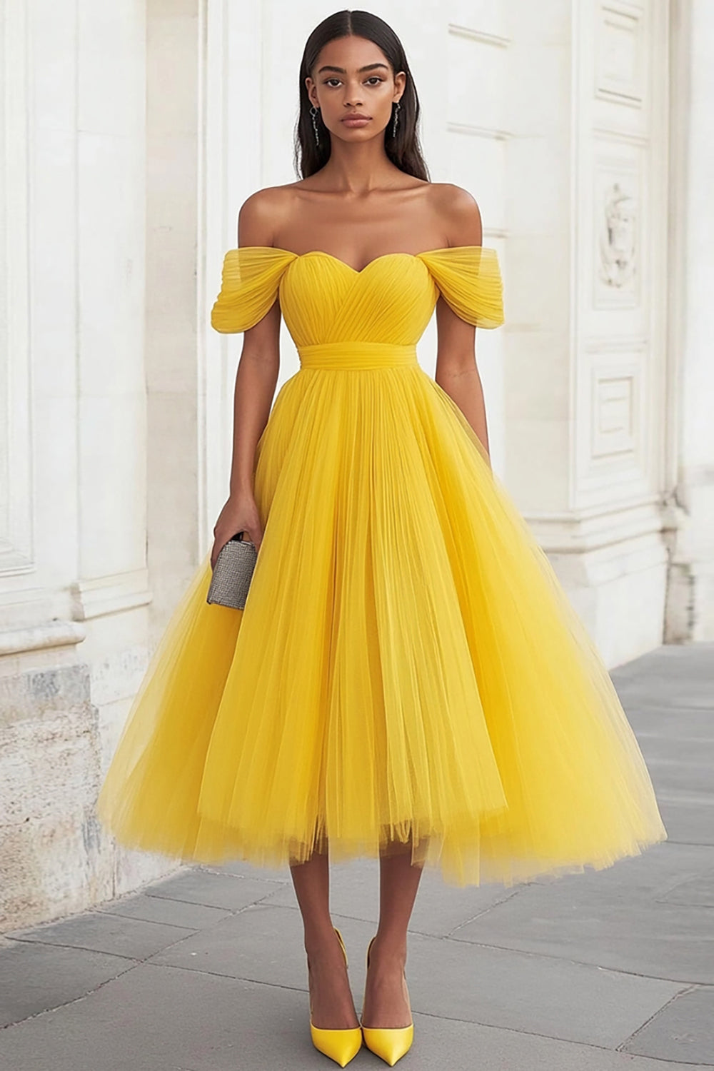 Robe longue de bal plissée en tulle jaune à épaules dénudées