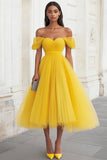 Robe longue de bal plissée en tulle jaune à épaules dénudées