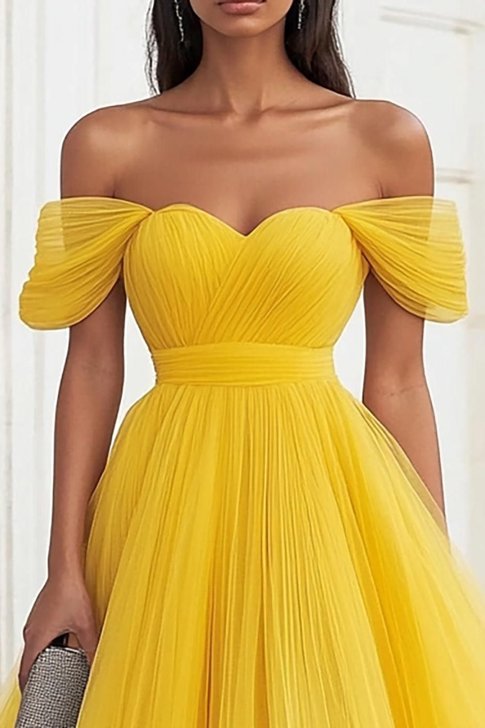 Robe longue de bal plissée en tulle jaune à épaules dénudées