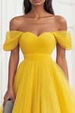 Robe longue de bal plissée en tulle jaune à épaules dénudées