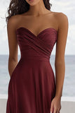 Robe formelle bordeaux froncée sans bretelles