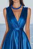 Robe longue formelle en satin bleu royal à col en V