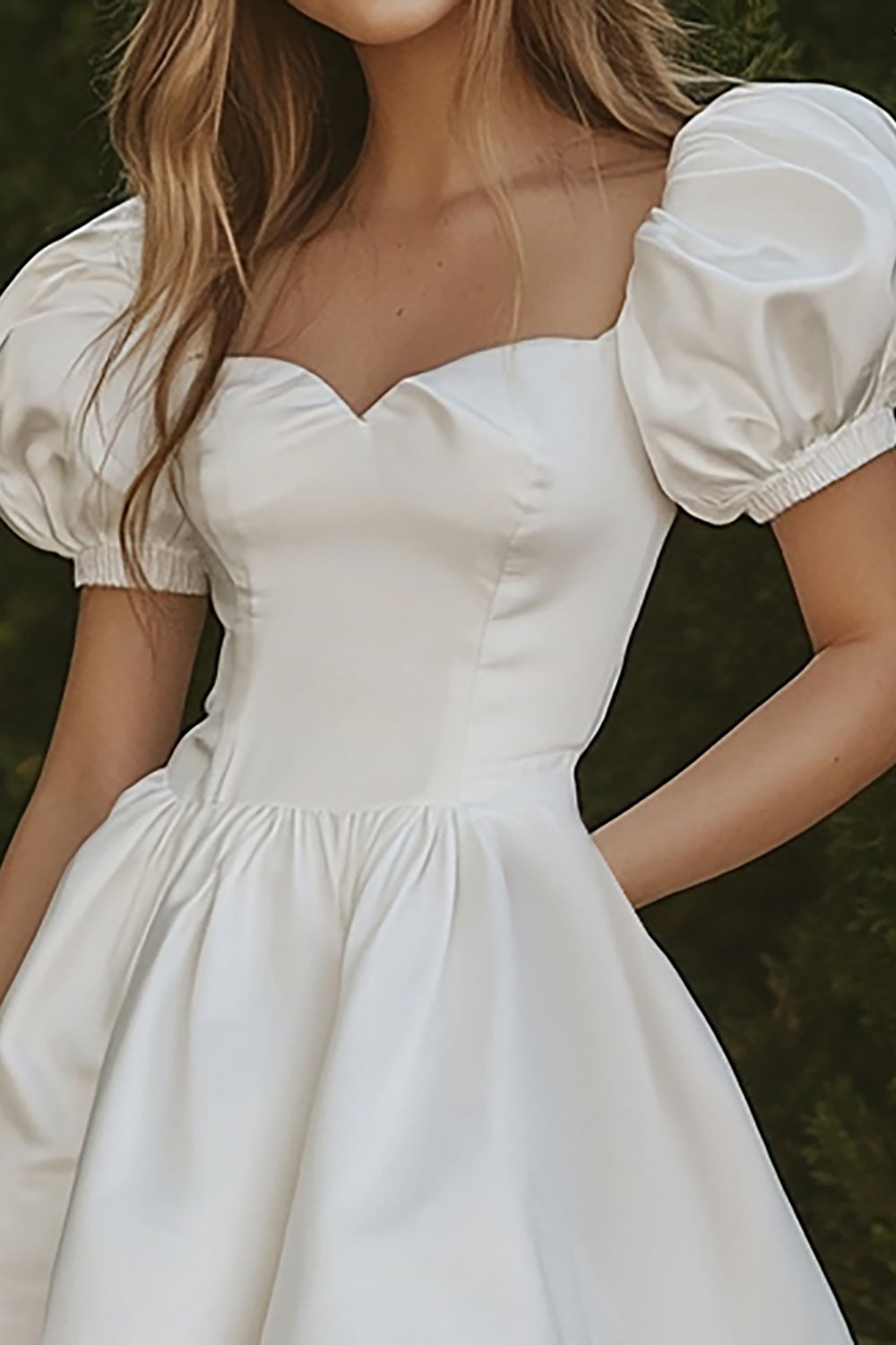 Robe courte de graduation en satin blanc à manches bouffantes