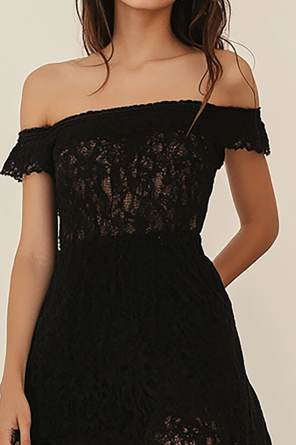 Robe de cocktail haute basse en dentelle noire à épaules dénudées