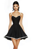 Une ligne sans manches simple petite robe noire