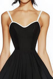 Une ligne sans manches simple petite robe noire