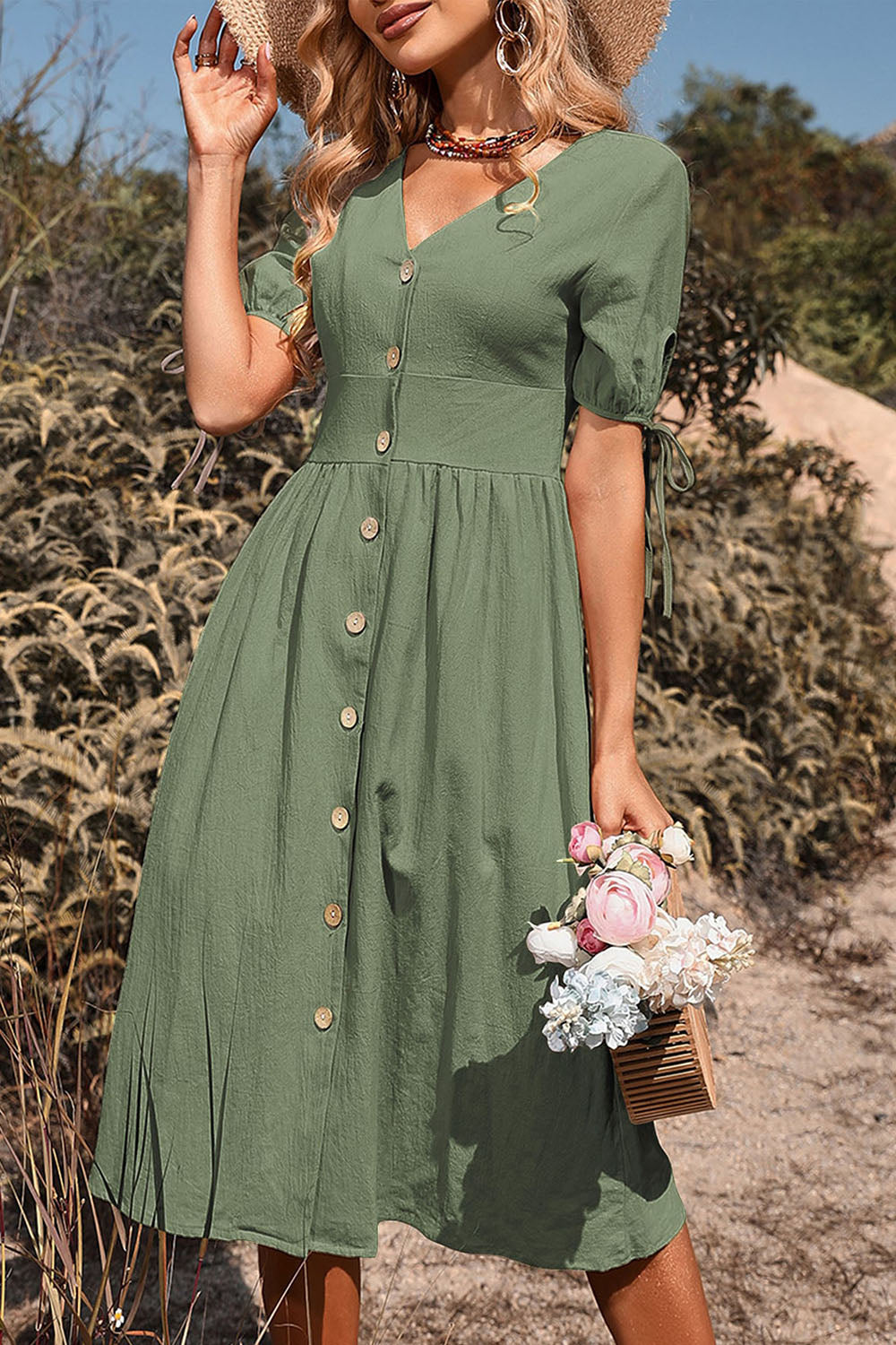 Robe d’été trapèze noire à col en V avec boutons