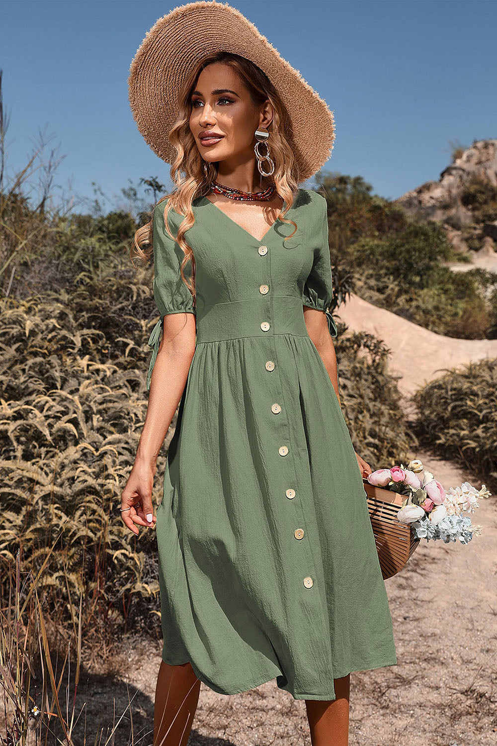 Robe d’été trapèze noire à col en V avec boutons