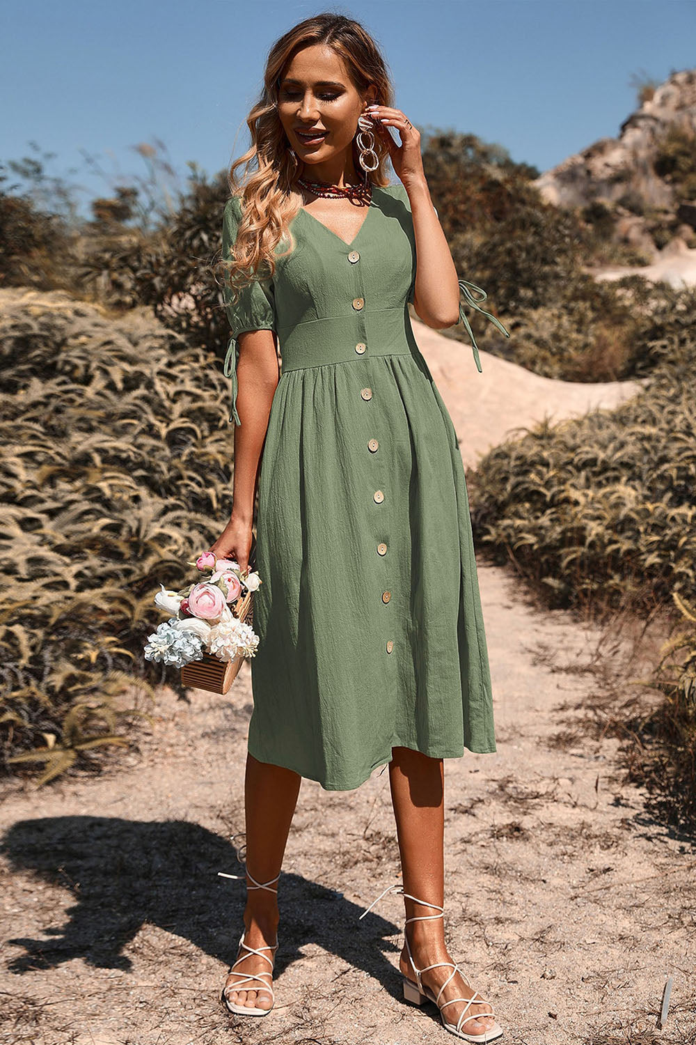 Robe d’été trapèze noire à col en V avec boutons