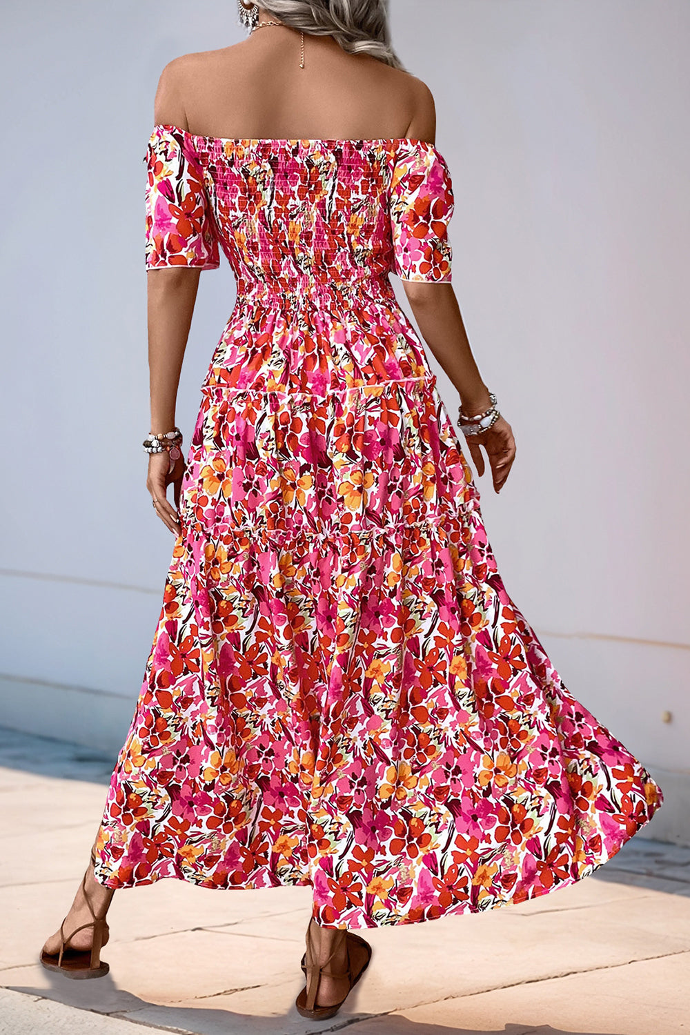 Robe d’été à épaules dénudées à fleurs fuchsia