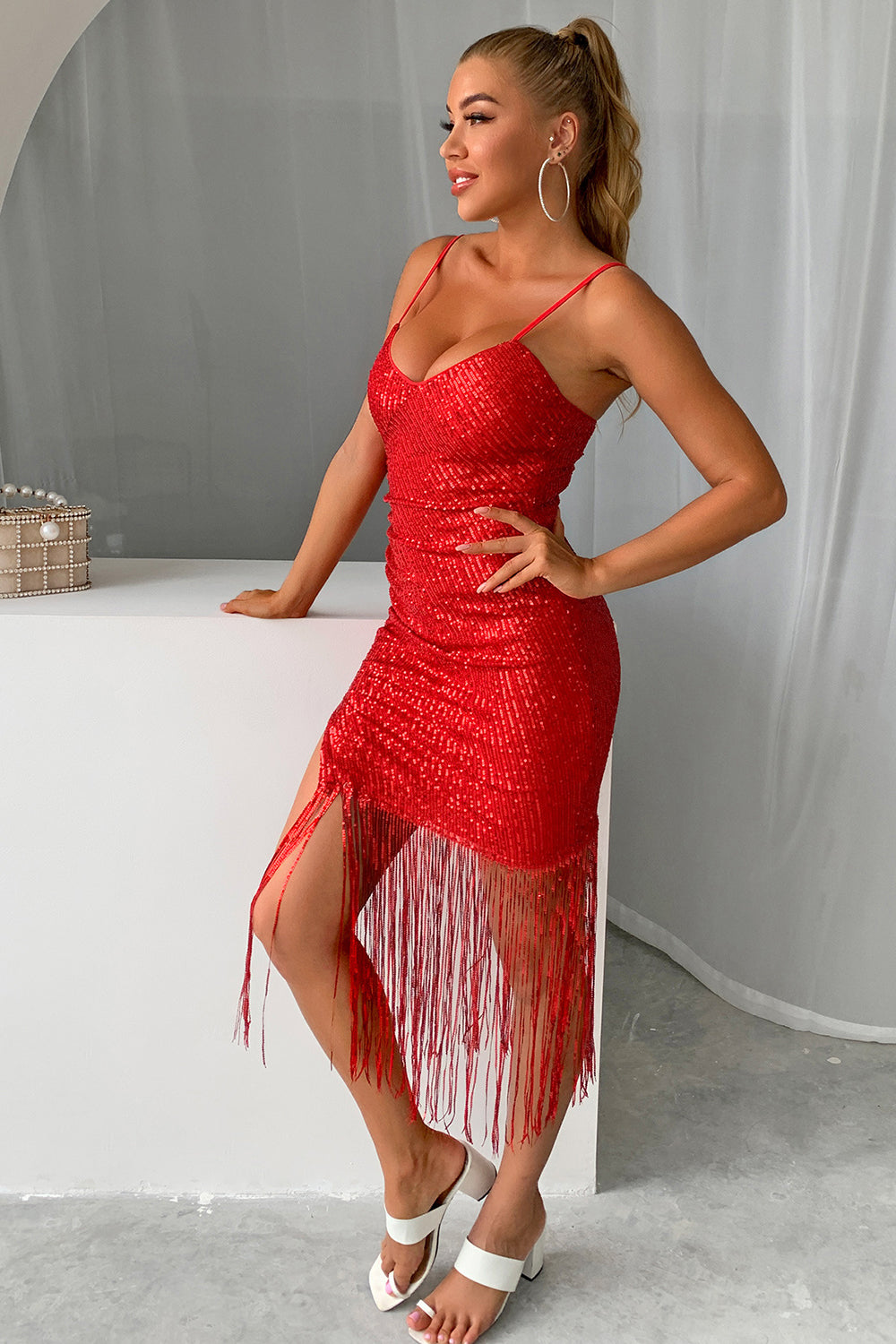 Robe courte bordeaux à paillettes scintillantes avec franges