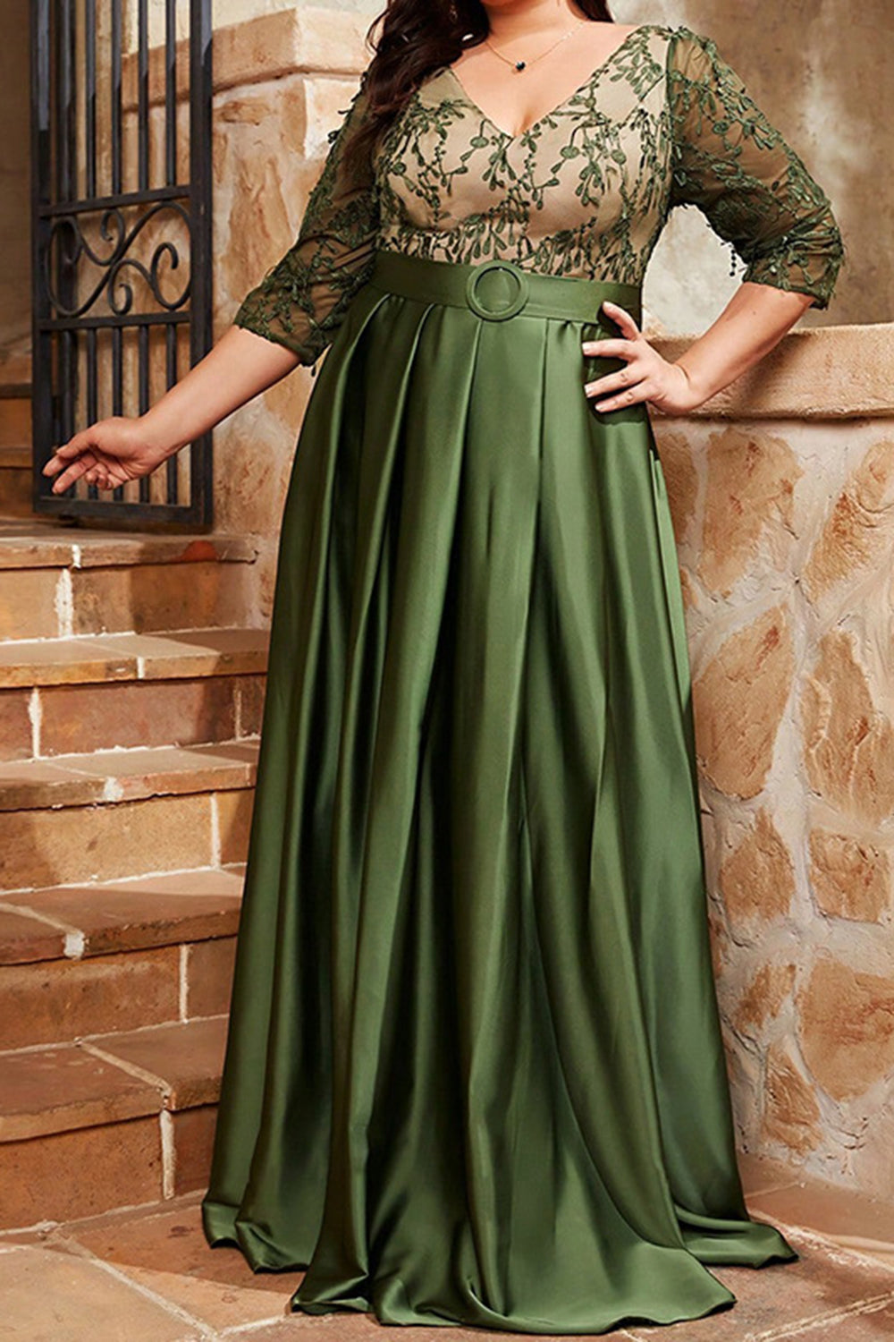 Olive grande taille satin longue mère de la mariée robe avec appliques