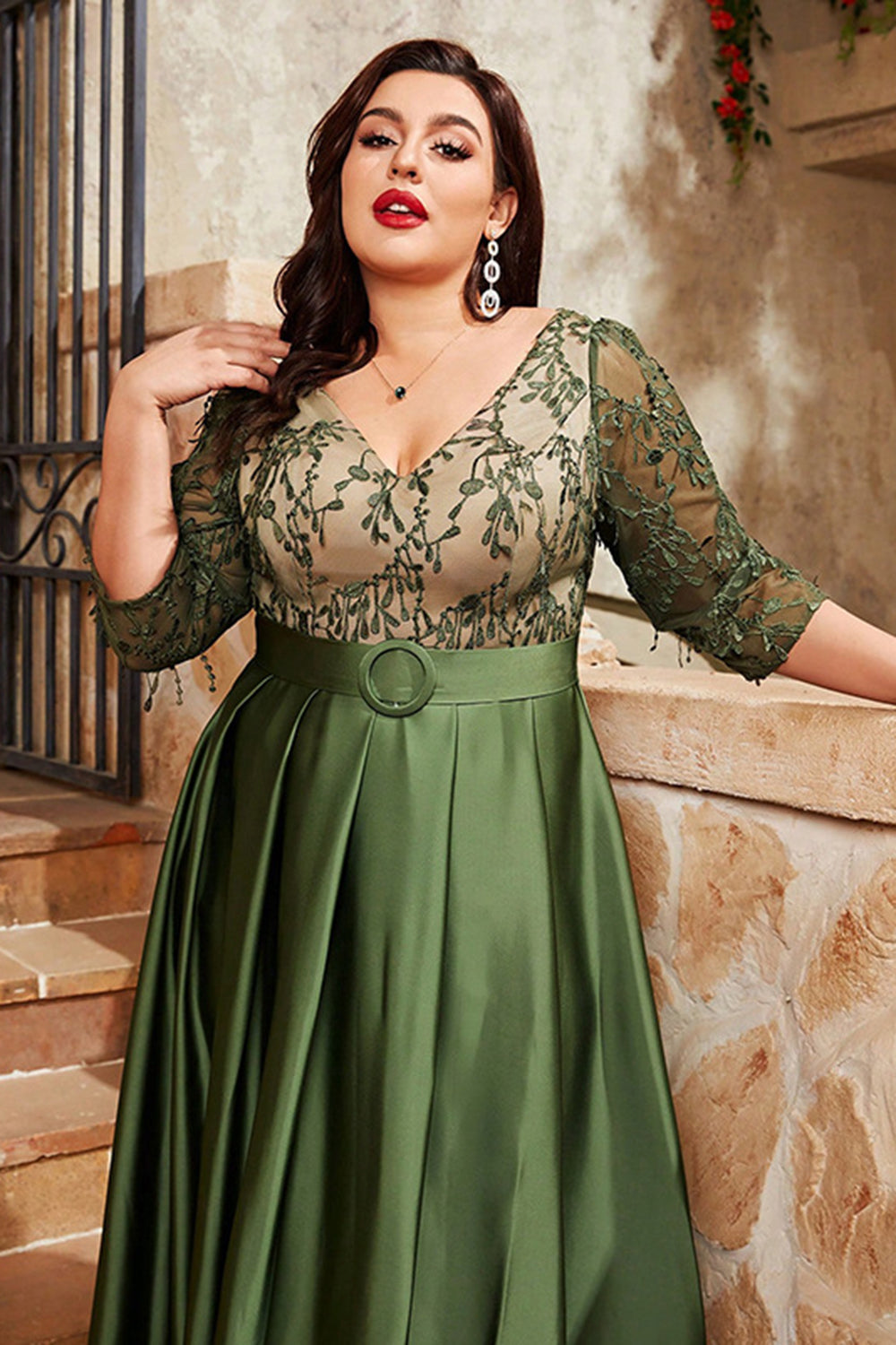 Olive grande taille satin longue mère de la mariée robe avec appliques