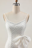 Perles Robe moulante blanche à paillettes avec noeud