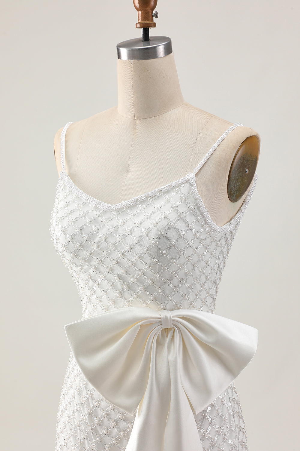 Perles Robe moulante blanche à paillettes avec noeud