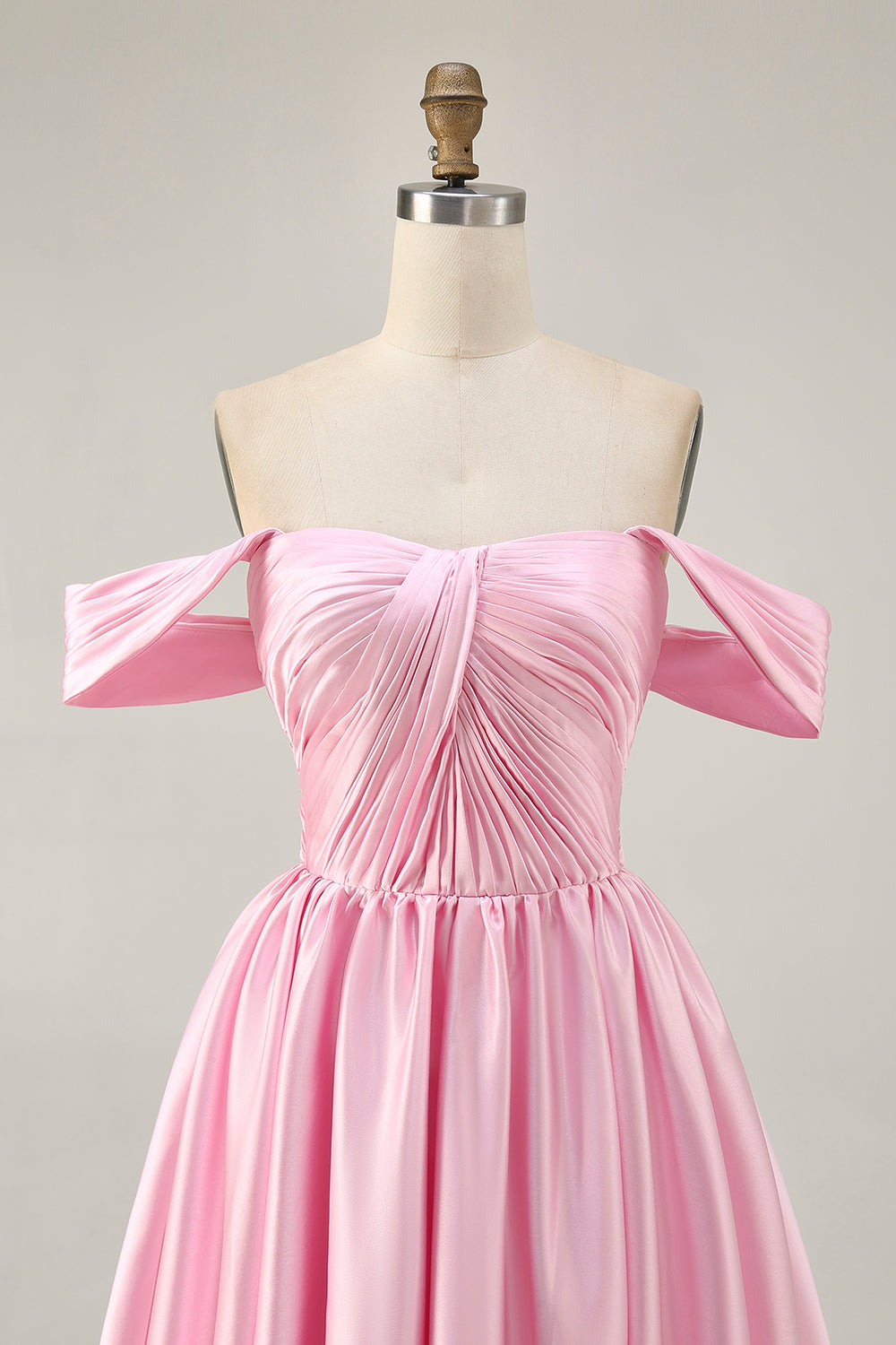 Robe courte blanche à épaules dénudées