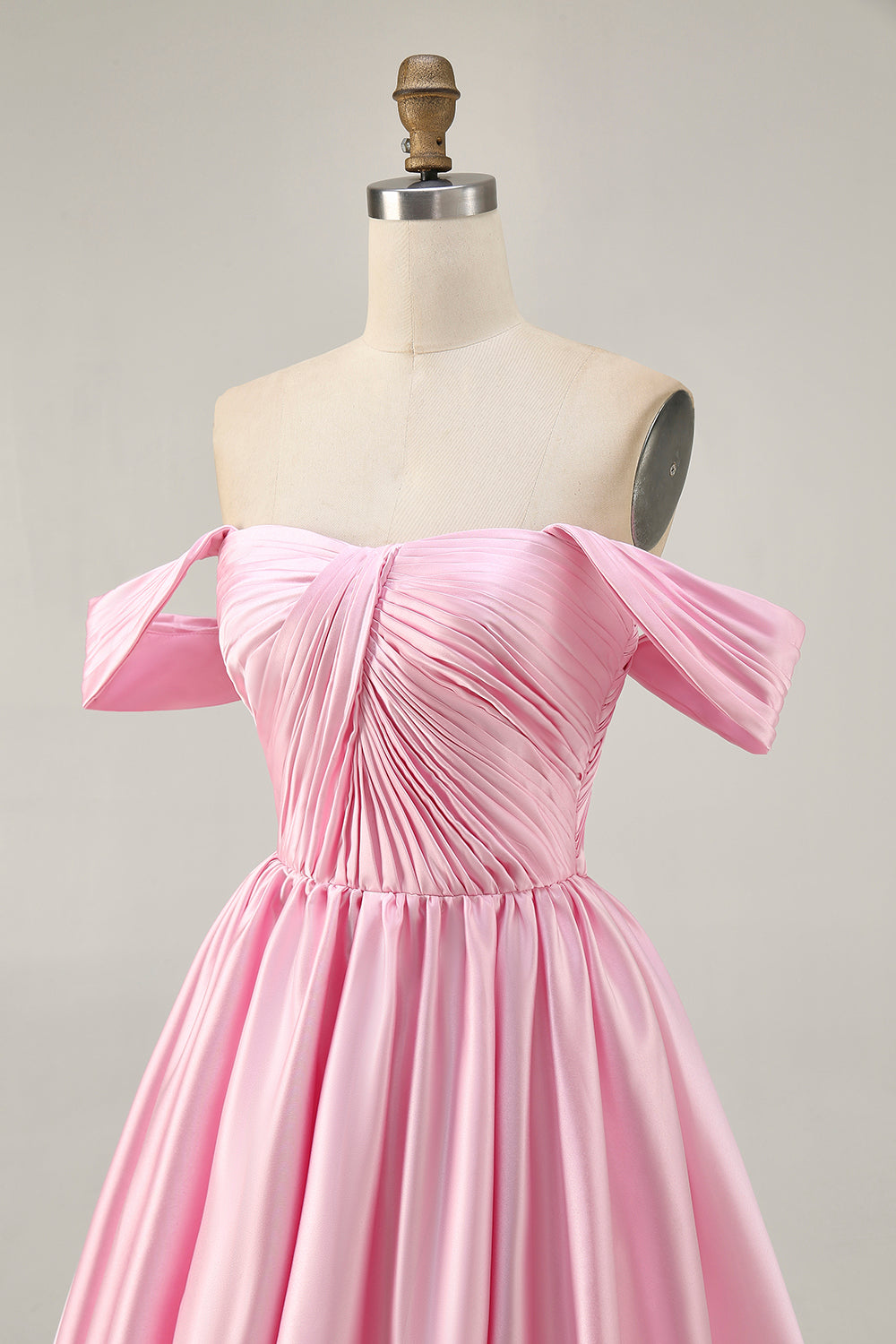 Robe courte blanche à épaules dénudées