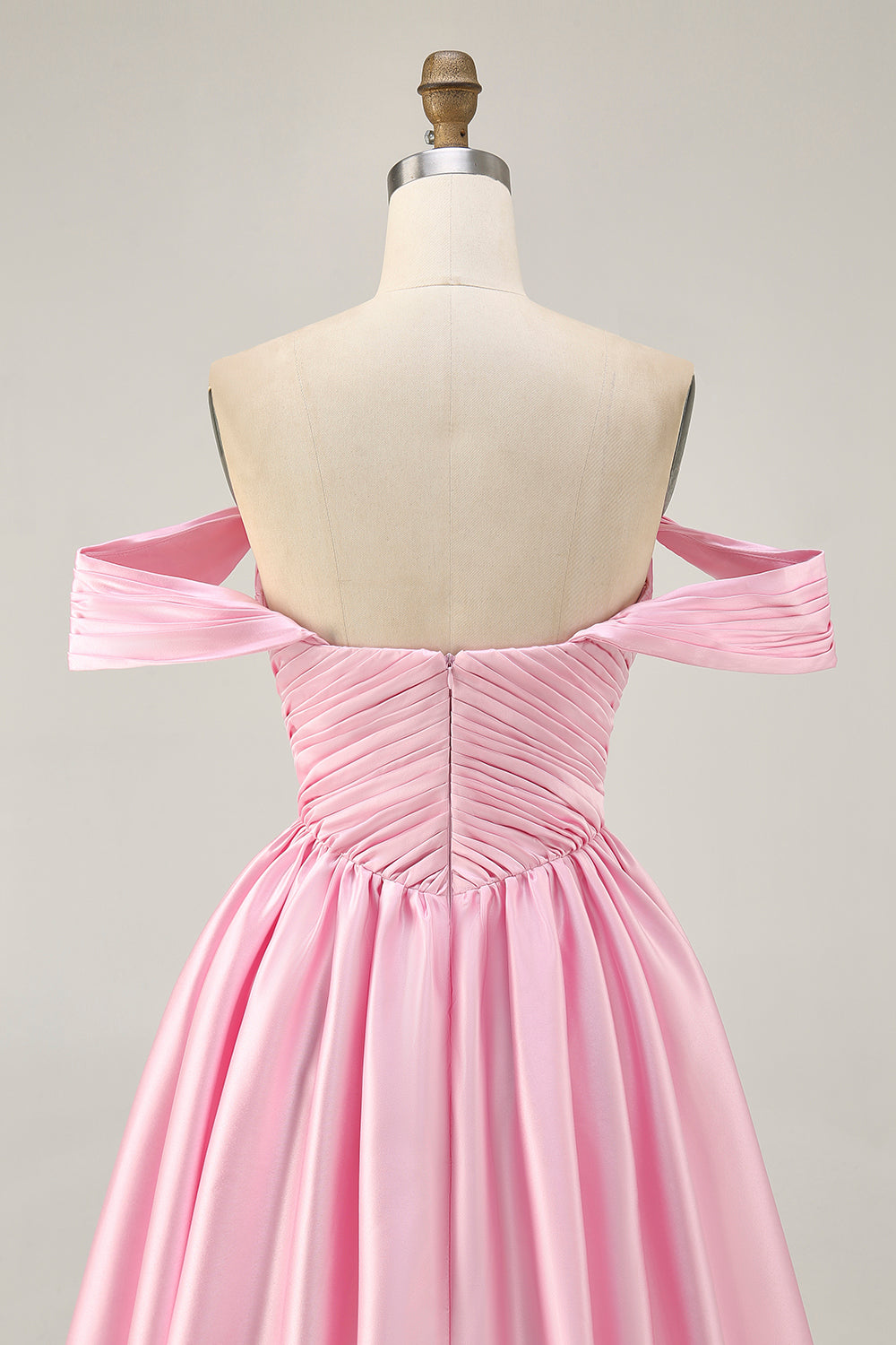 Robe courte blanche à épaules dénudées