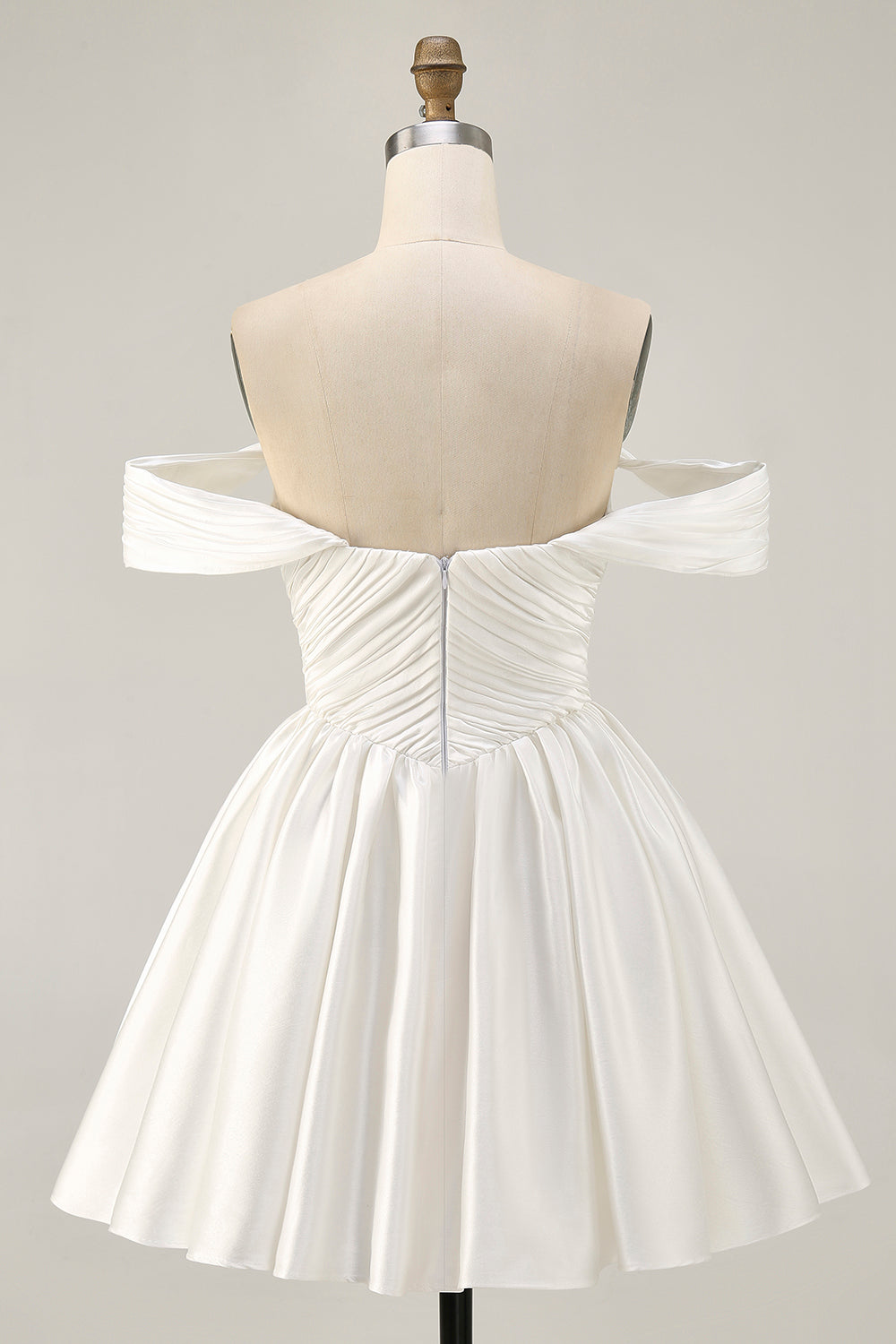 Robe courte blanche à épaules dénudées