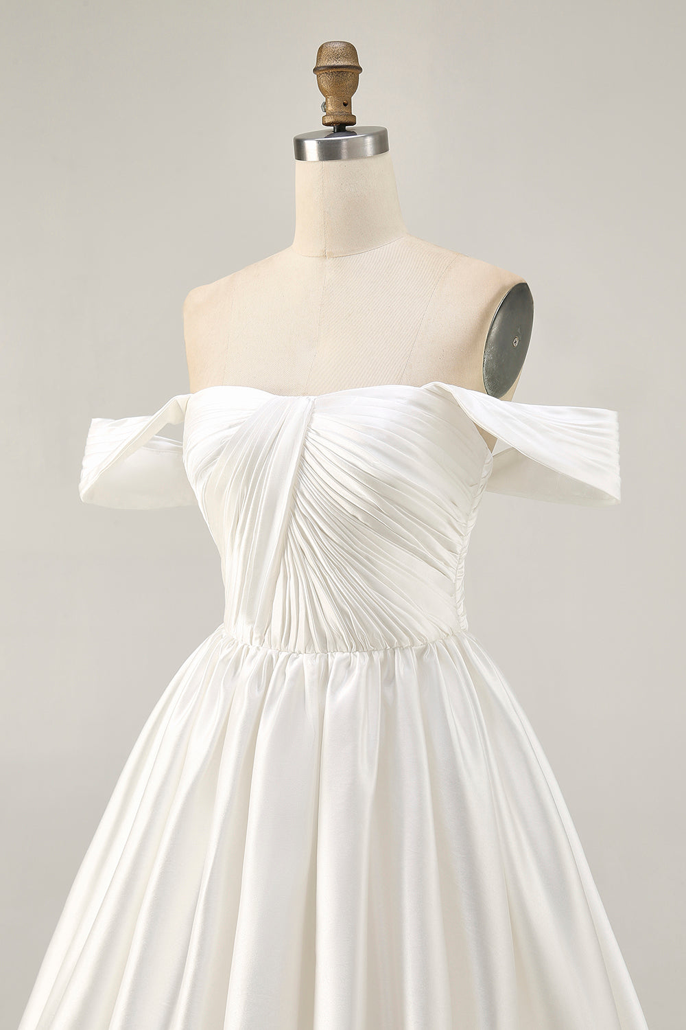 Robe courte blanche à épaules dénudées