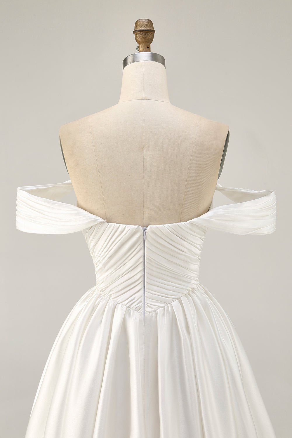 Robe courte blanche à épaules dénudées