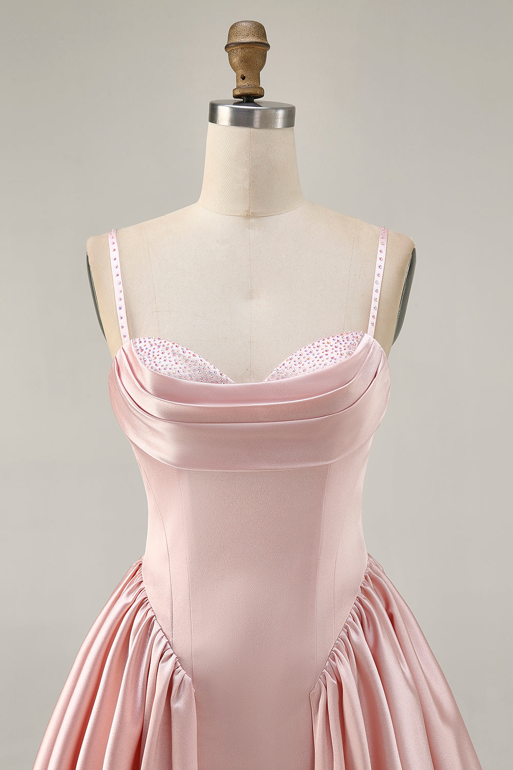 Fard à joues col bénitier bretelles spaghetti trapèze perlé satin robe de bal
