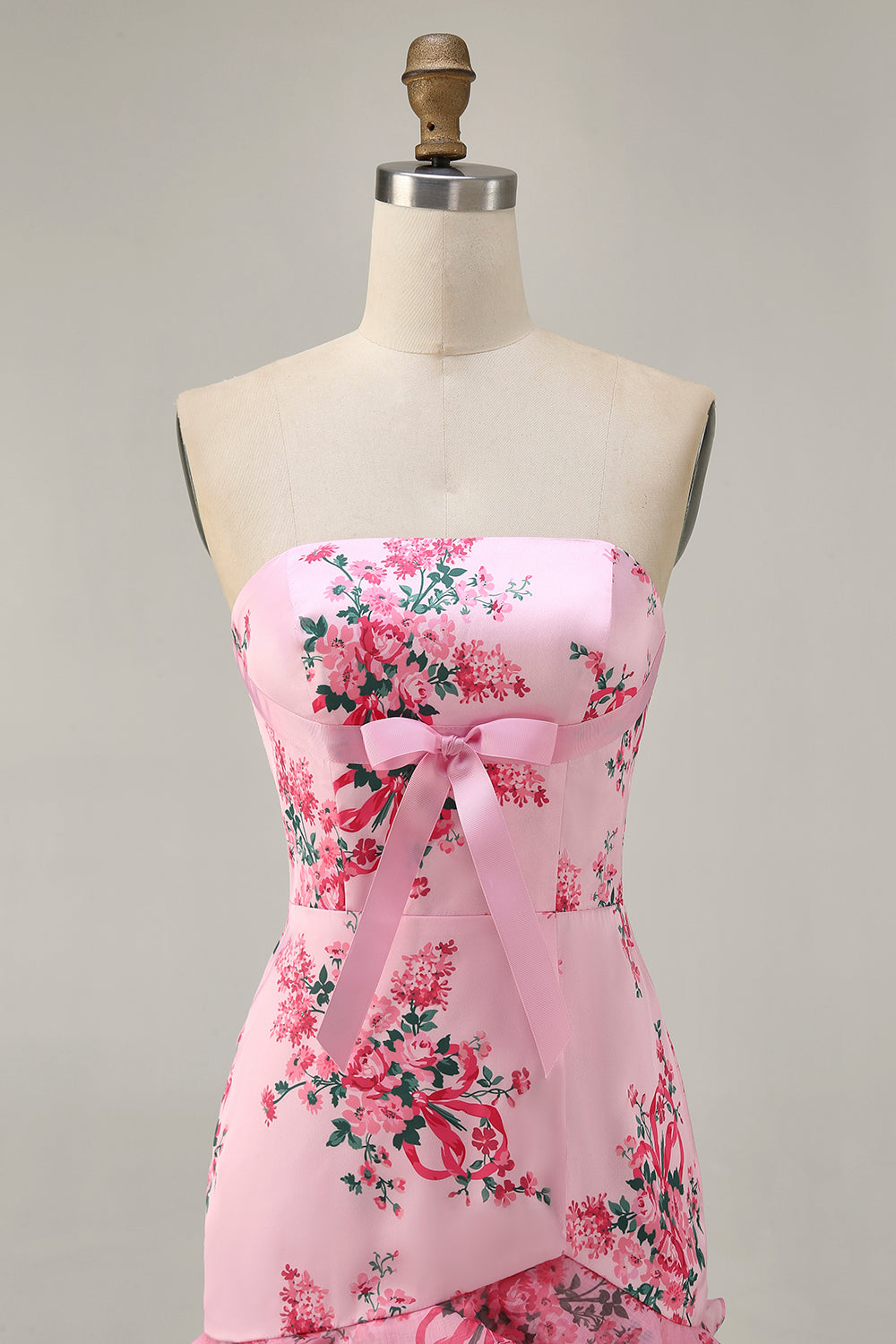 Robe courte de bal imprimée sans bretelles florale rose avec volants
