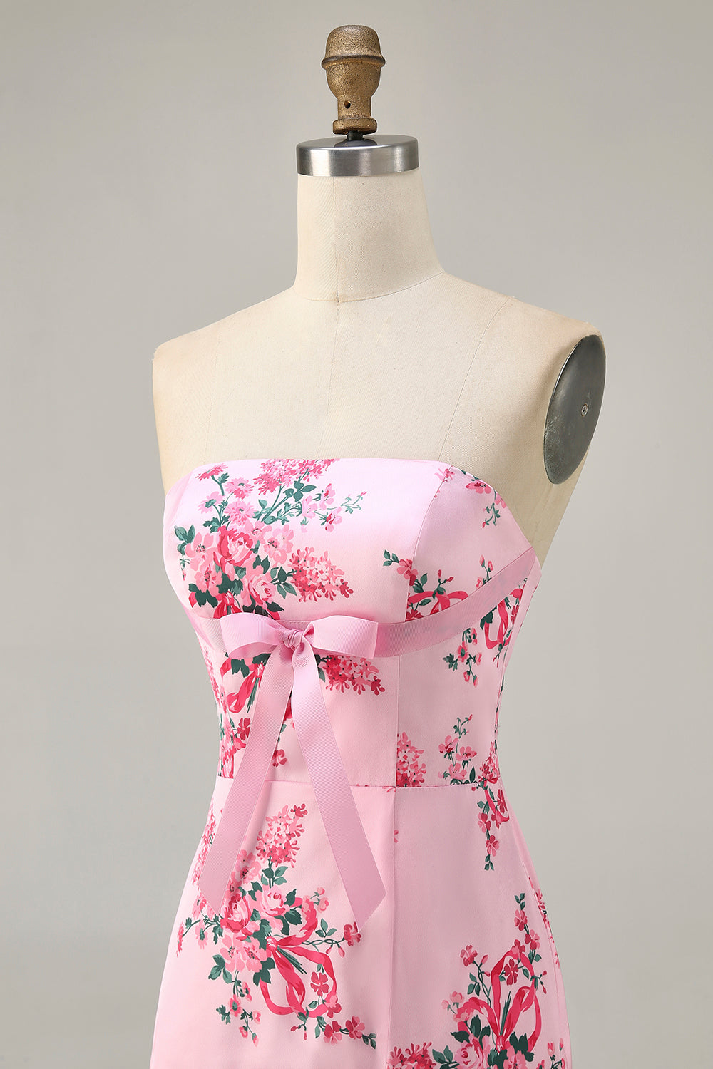 Robe courte de bal imprimée sans bretelles florale rose avec volants