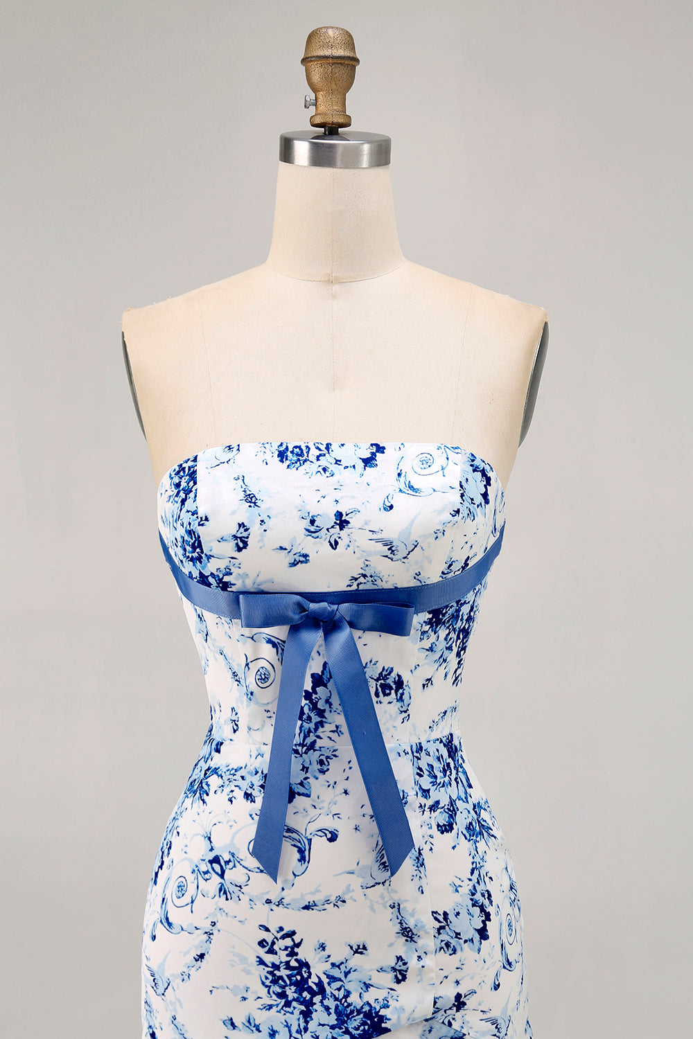 Robe courte de bal imprimée sans bretelles florale rose avec volants