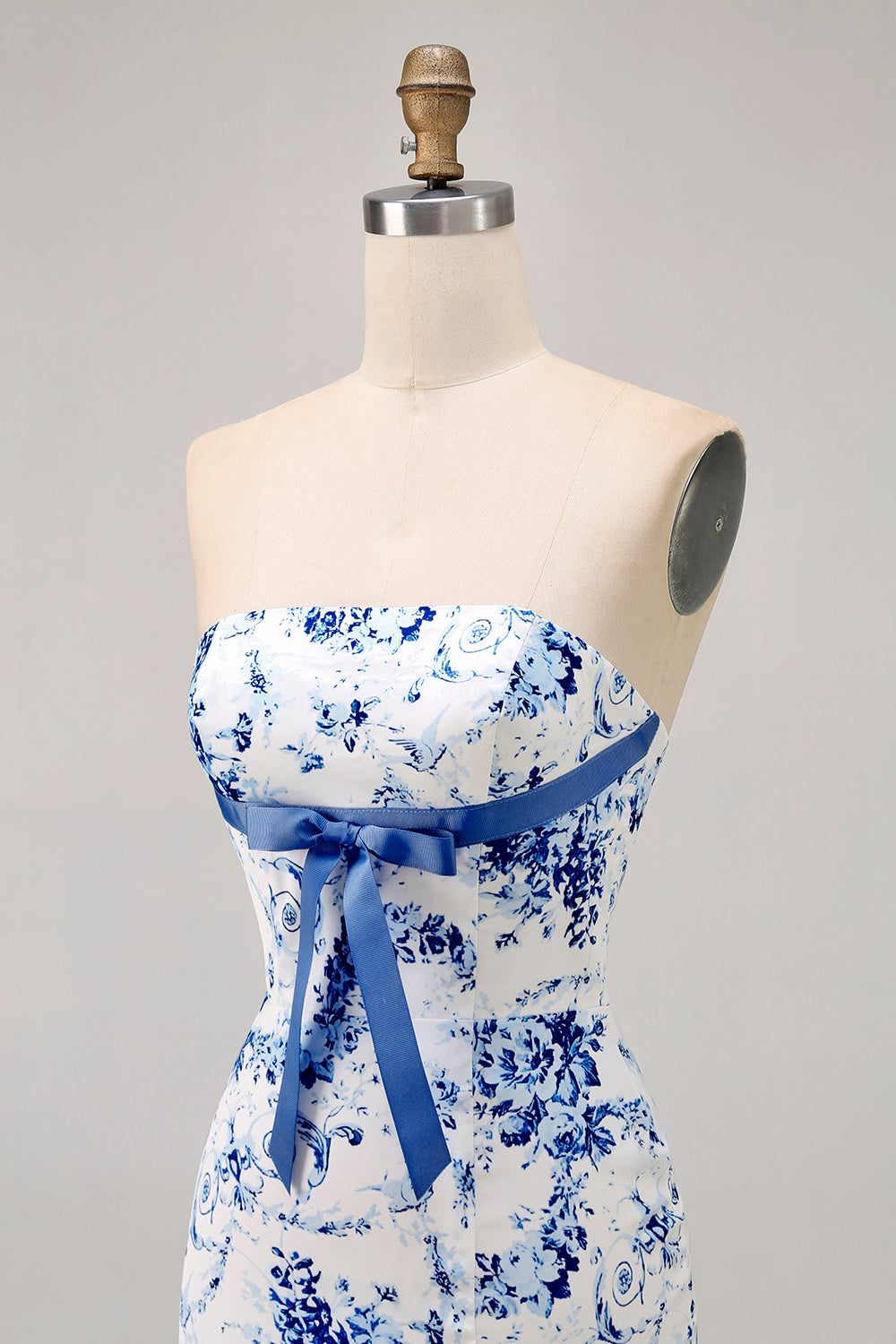 Robe courte de bal imprimée sans bretelles florale rose avec volants
