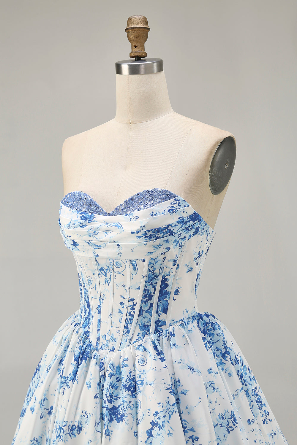 Robe de bal imprimée trapèze sans bretelles blanc bleu fleur avec perles