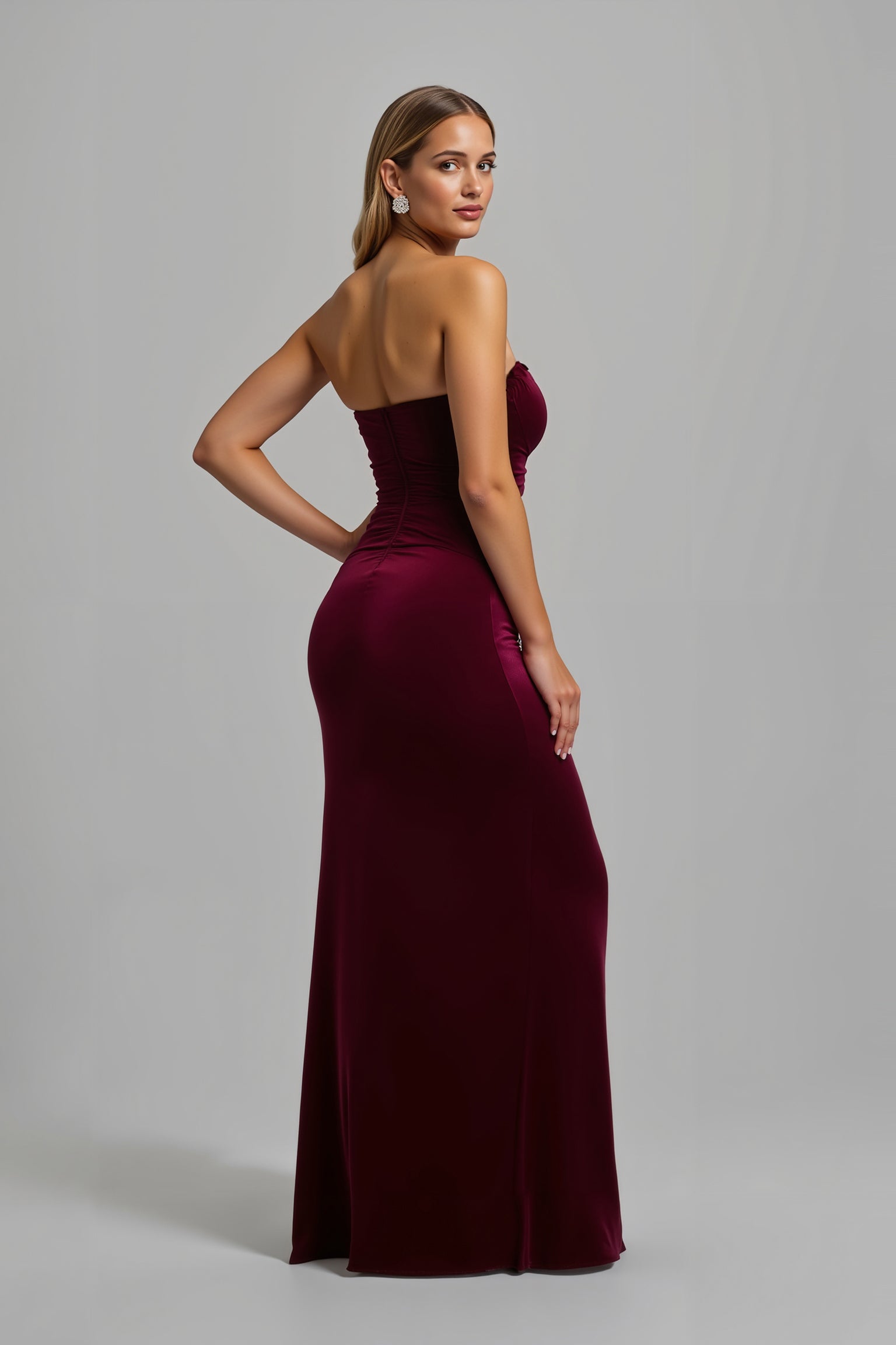 Robe longue de vacances sans bretelles bordeaux fourreau avec fente