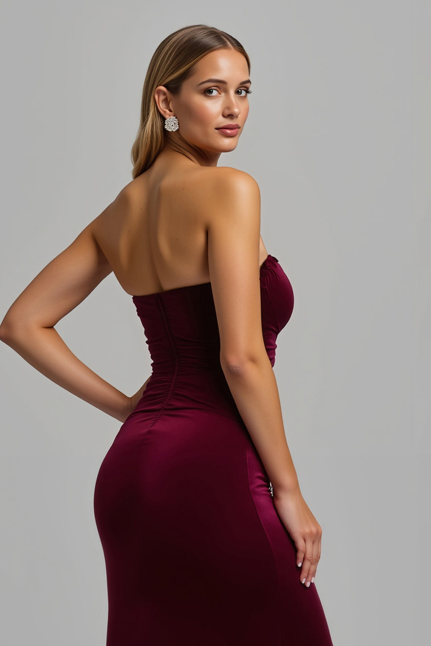 Robe longue de vacances sans bretelles bordeaux fourreau avec fente