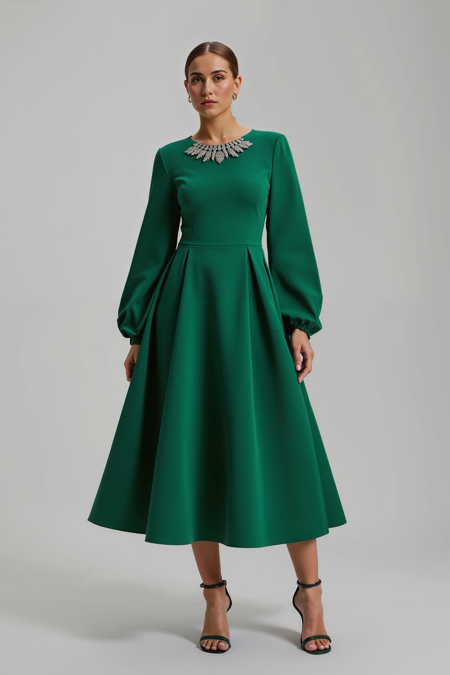 Robe de vacances à manches longues en satin perlé vert foncé