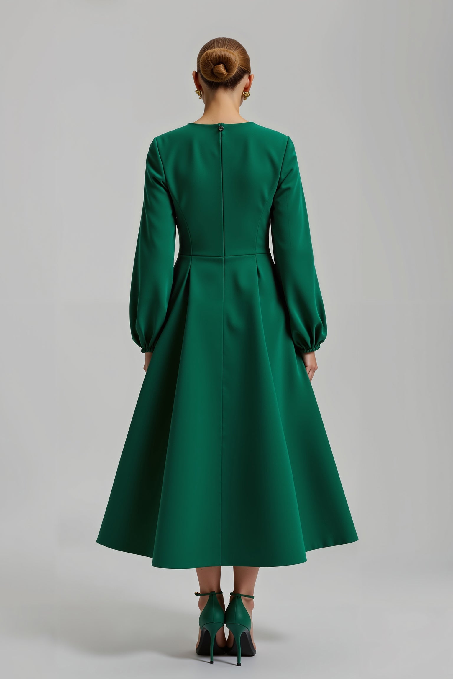 Robe de vacances à manches longues en satin perlé vert foncé