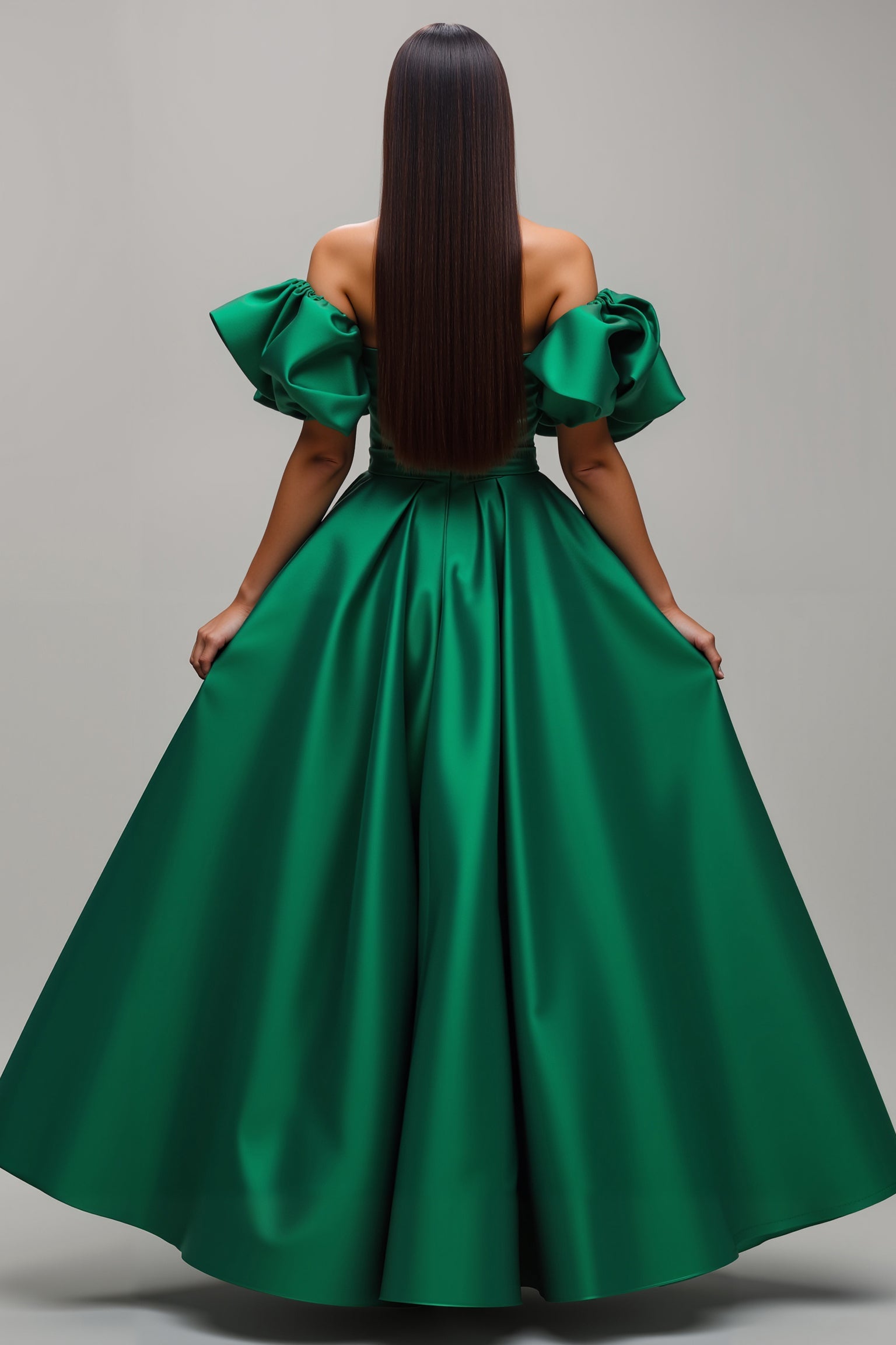 Robe de vacances en satin vert foncé à épaules dénudées