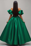 Robe de vacances en satin vert foncé à épaules dénudées