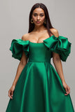 Robe de vacances en satin vert foncé à épaules dénudées