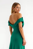 Robe longue de fête de vacances froncée vert foncé à épaules dénudées