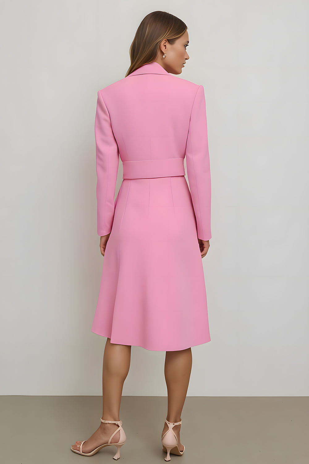 Robe de travail mi-longue moulante rose à revers crantés avec ceinture