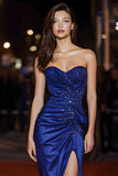 Robe de gala longue sirène en satin bleu royal scintillant avec perles