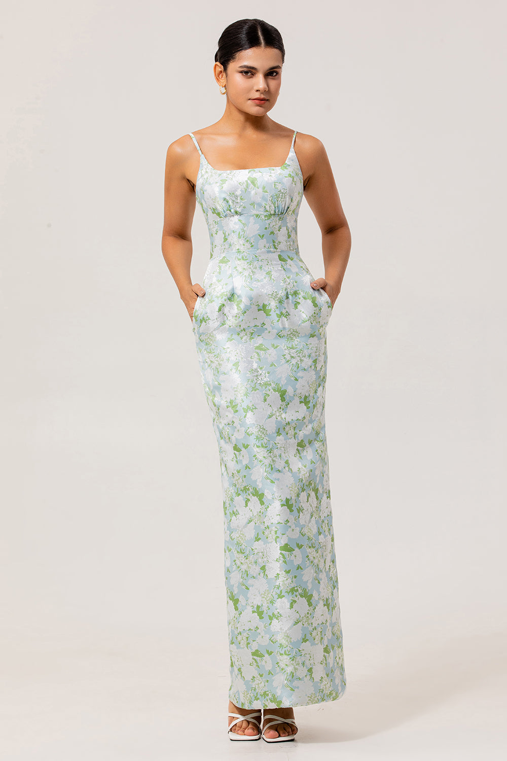 Robe de demoiselle d’honneur en fourreau imprimé bleu blanc à bretelles florales