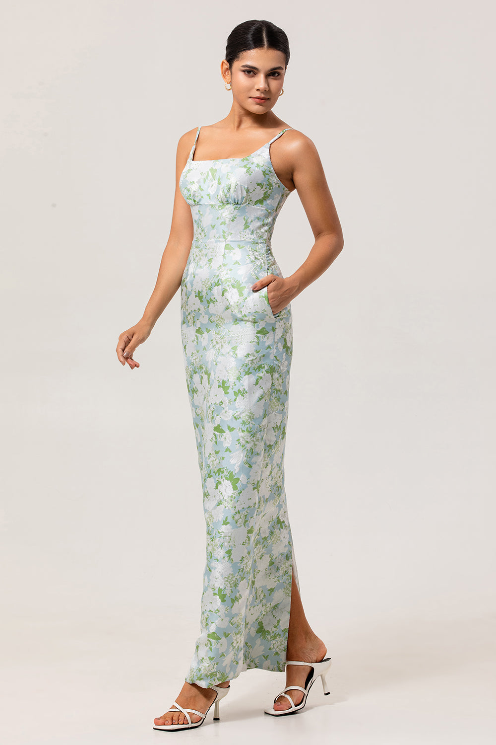 Robe de demoiselle d’honneur en fourreau imprimé bleu blanc à bretelles florales