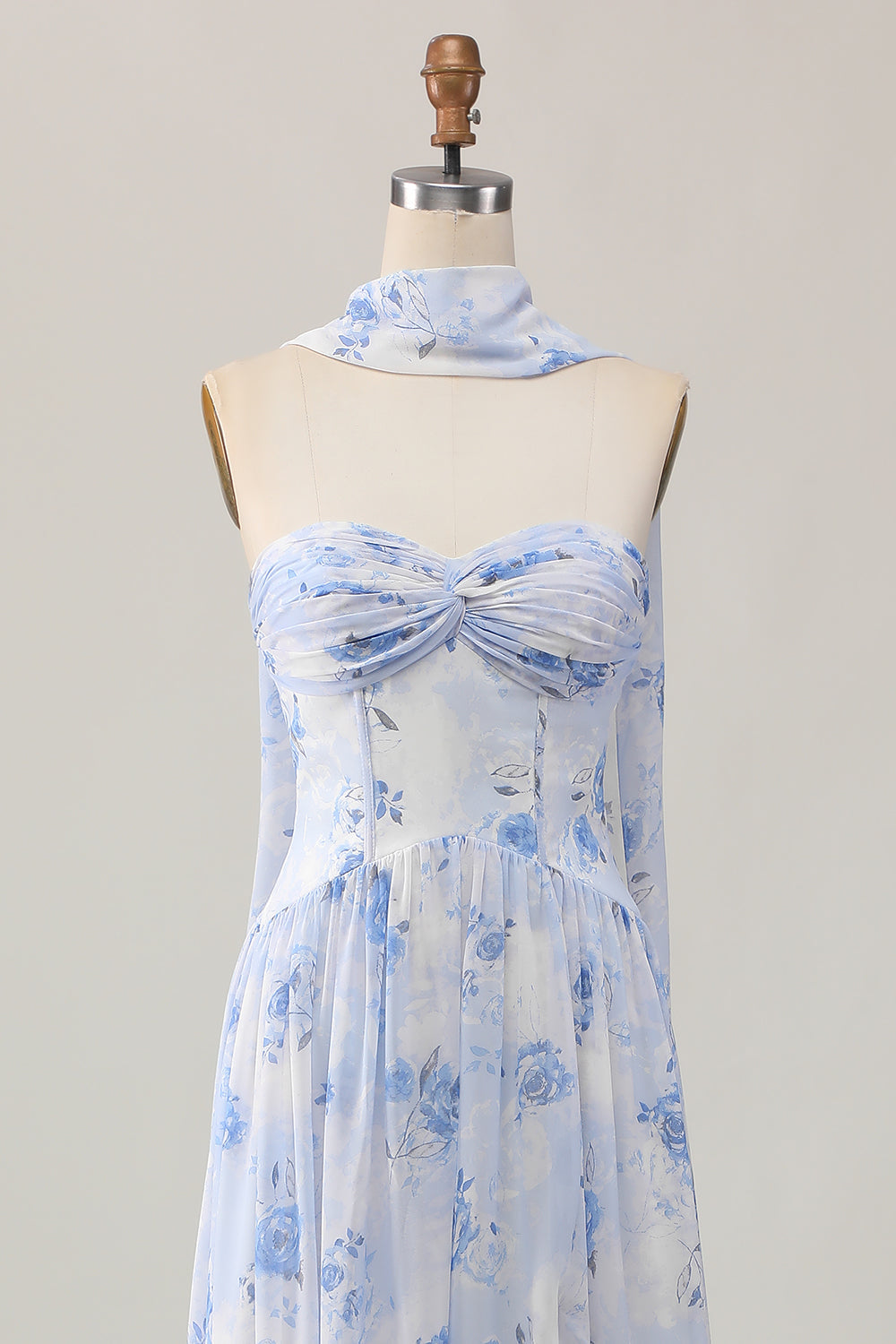 Robe d’invitée de mariage imprimée trapèze sans bretelles fleur bleue avec fente