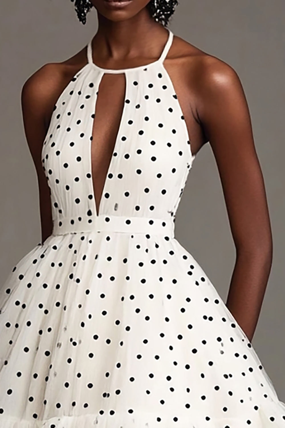 Robe blanche à pois noirs découpés dos nu
