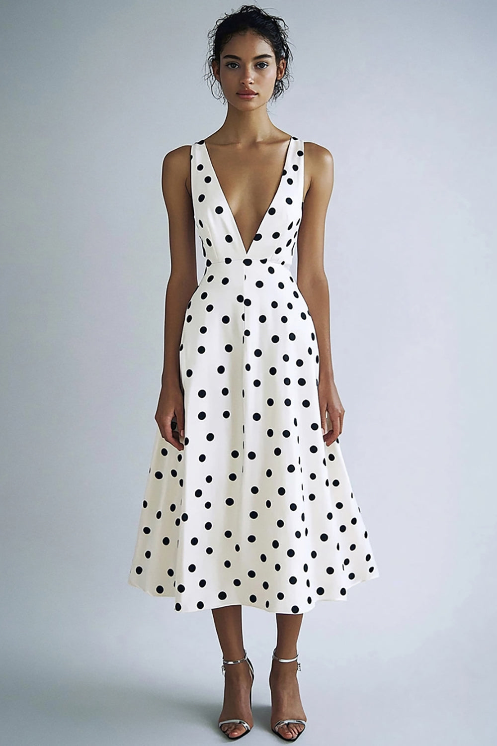 Robe blanche à pois noirs à col en V