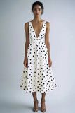 Robe blanche à pois noirs à col en V