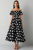 Robe à pois noir blanc à épaules dénudées