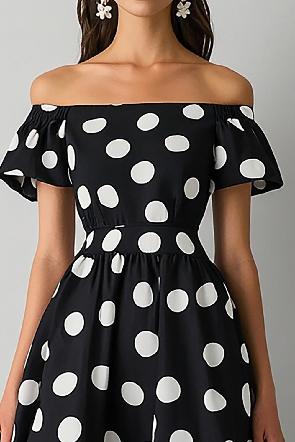 Robe à pois noir blanc à épaules dénudées